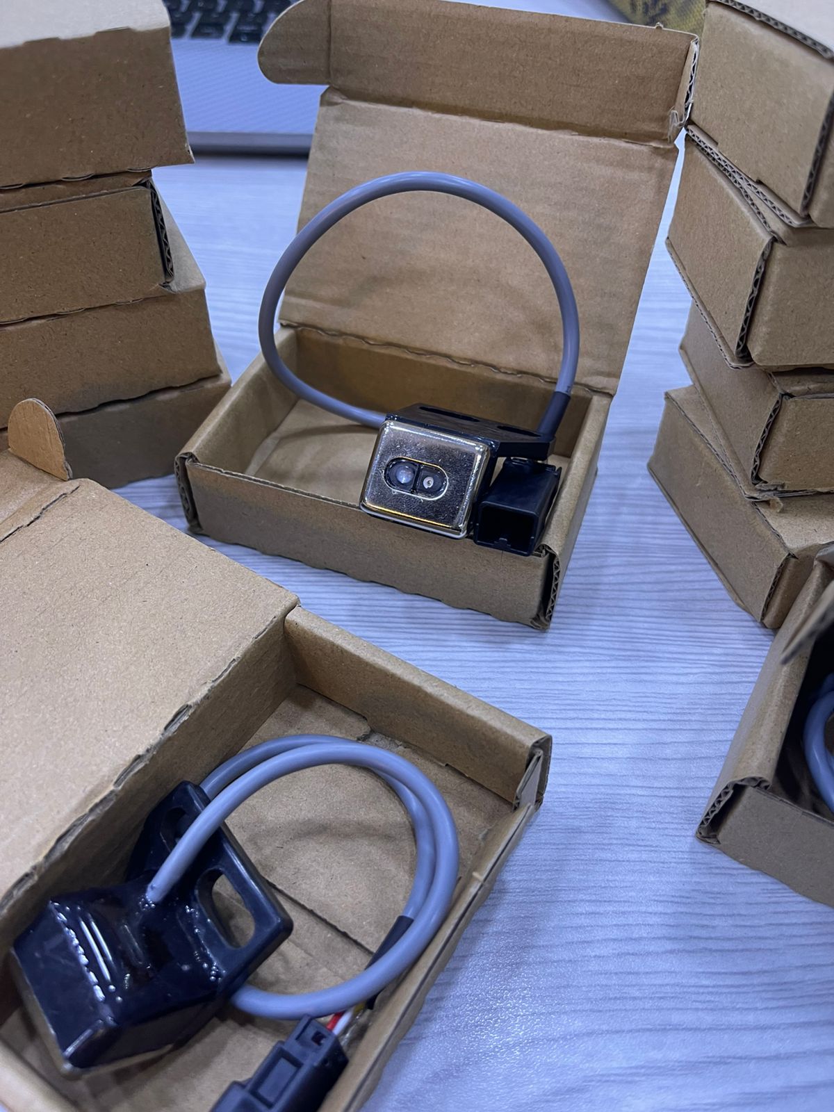 Leno sensor Toyota 710 in small brown packaging box displayed on a wooden surface