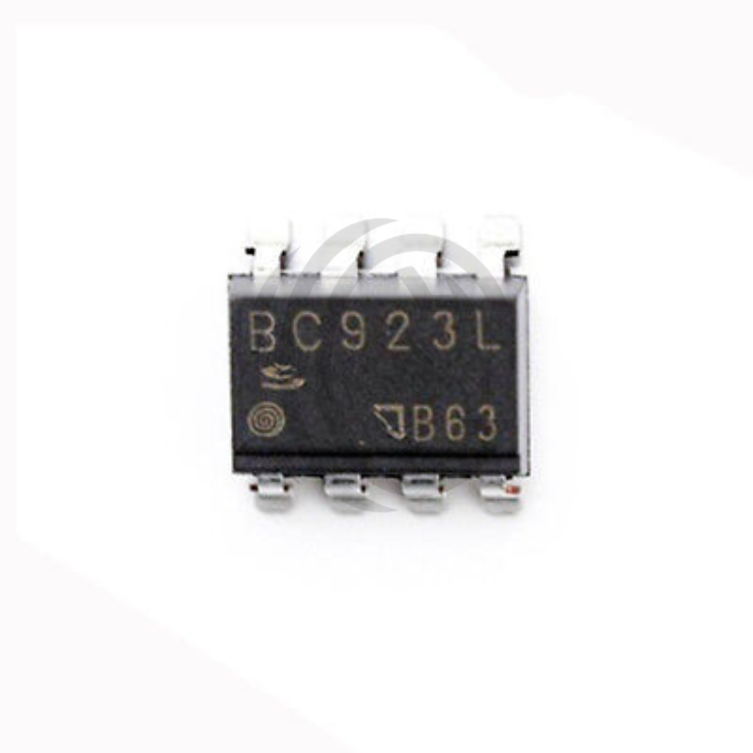 PC923L electronic component from The Component Centre with small black chip and metal pins