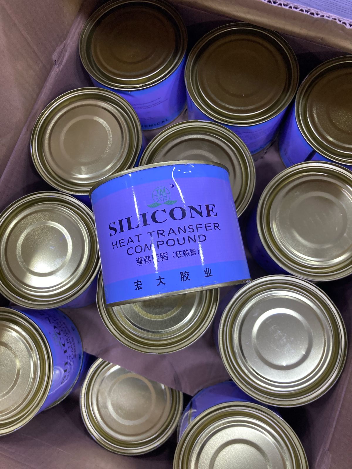 Silicone Thermal Paste 750G heat transfer compound cans with blue labels inside a cardboard box