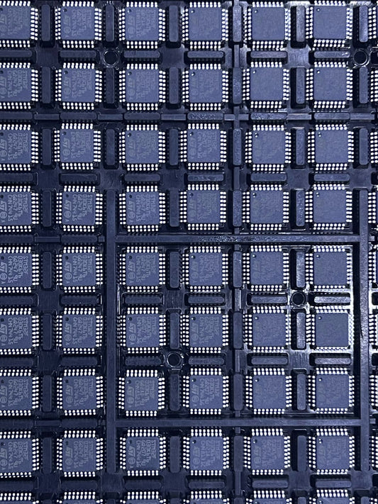 Multiple STM32F030K6T6 microcontroller chips from The Component Centre in a black tray